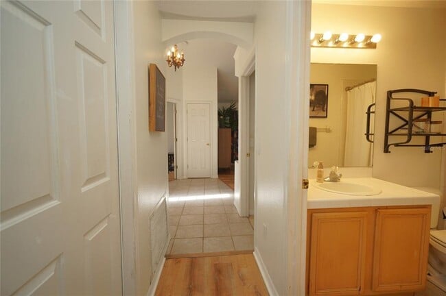 Building Photo - 6921 Jamestown Manor Dr