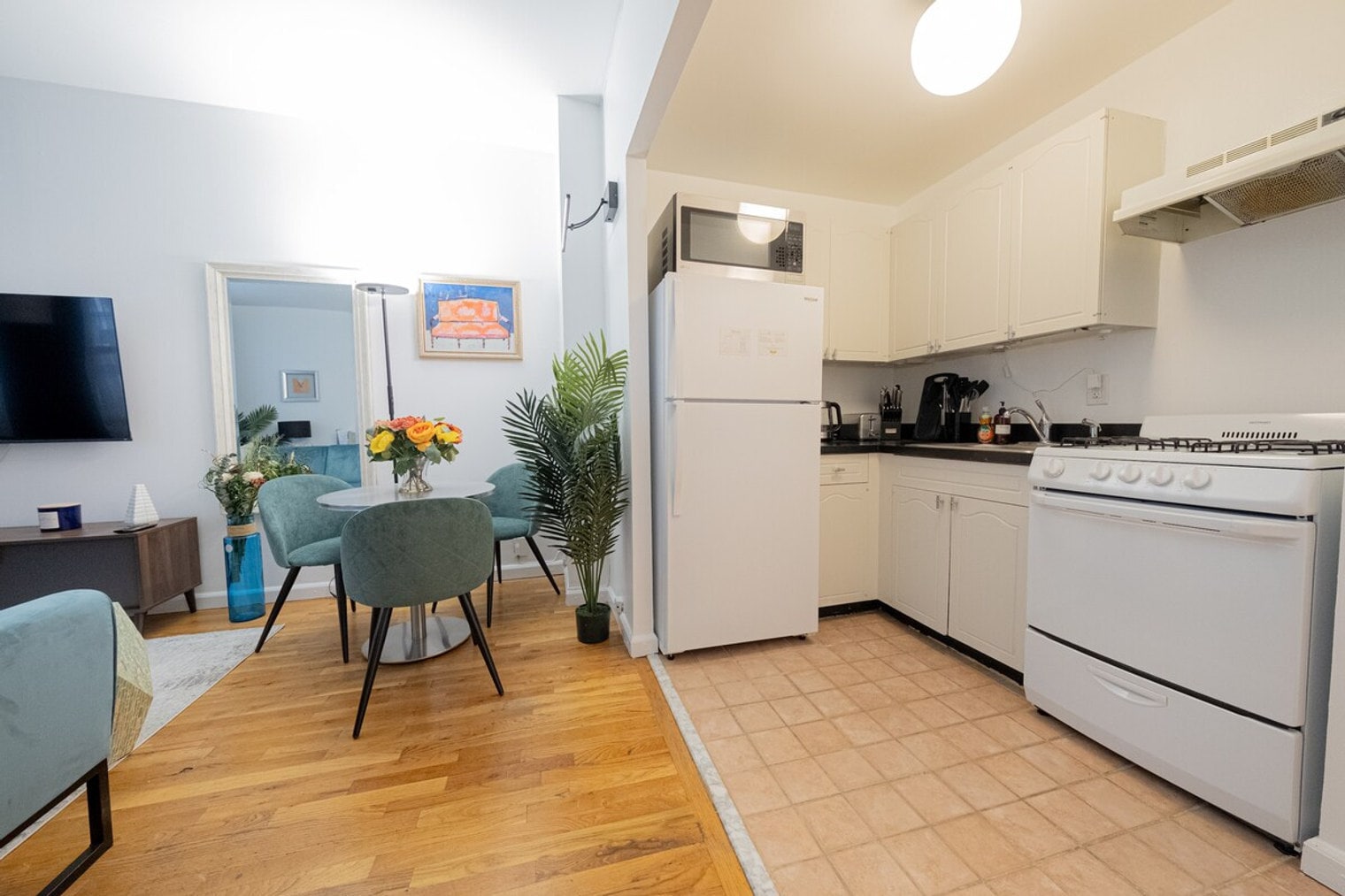 Building Photo - 305 E 95th St