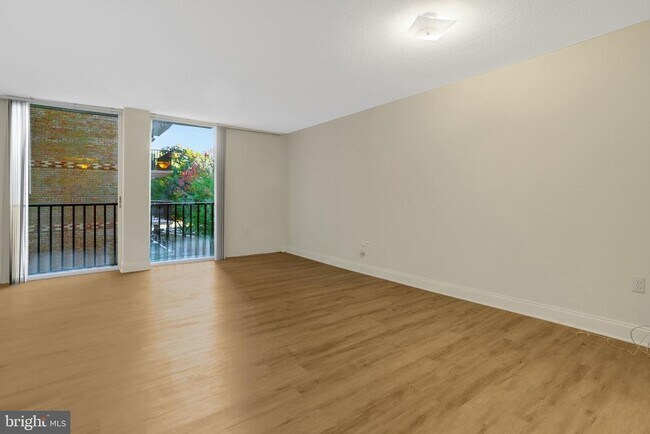 Building Photo - 4600 S Four Mile Run Dr