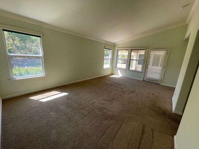Building Photo - Beautiful Green Valley Home