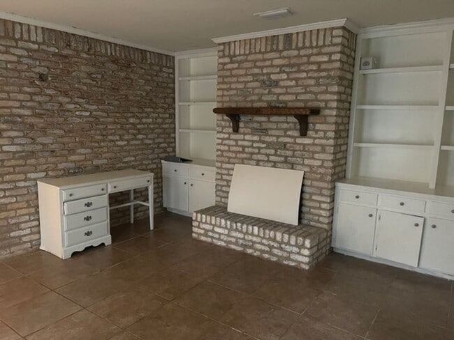 Building Photo - Close to South Alabama 3/2 Single Car Garage