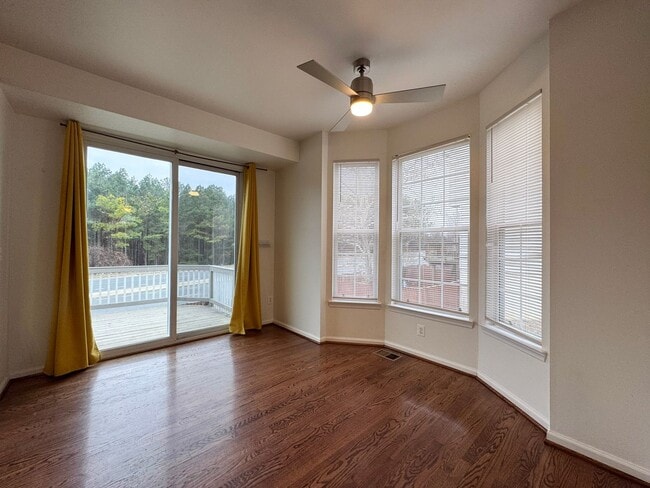 Building Photo - Spacious 2 Primary Beds 1 Den 3.5 Bath Townhome In Vibrant Sycamore Hill