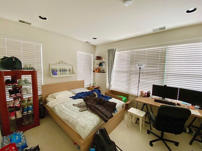 Building Photo - Charming 2 Bed/2 Bath Condo in Heart of Charles Village, Baltimore, MD!