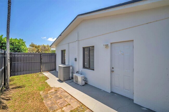 Building Photo - 3980 SW 121st Ave
