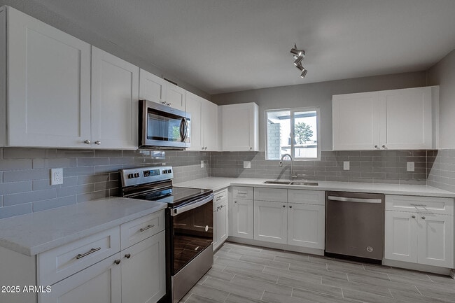 Building Photo - 4249 W Townley Ave