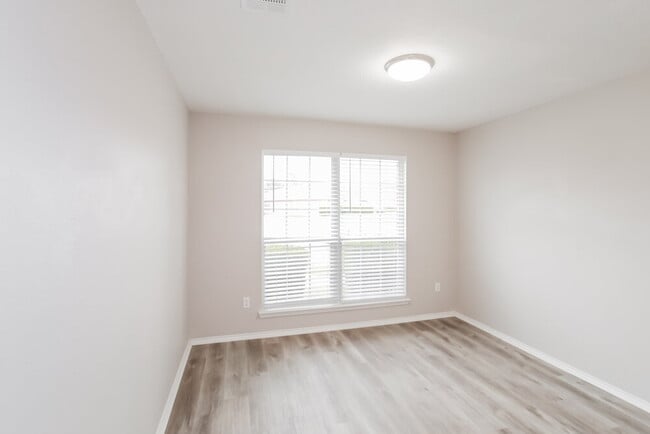 Building Photo - 605 Canyon Pl