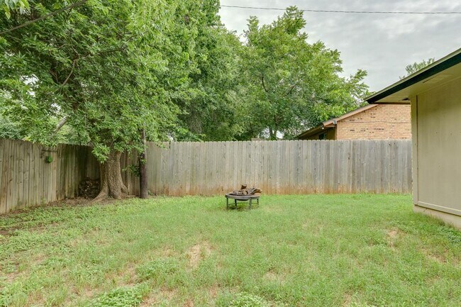 Building Photo - 16041 Stoneham Cir