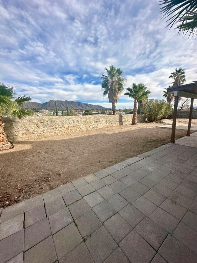 Building Photo - 704 Espolon Dr