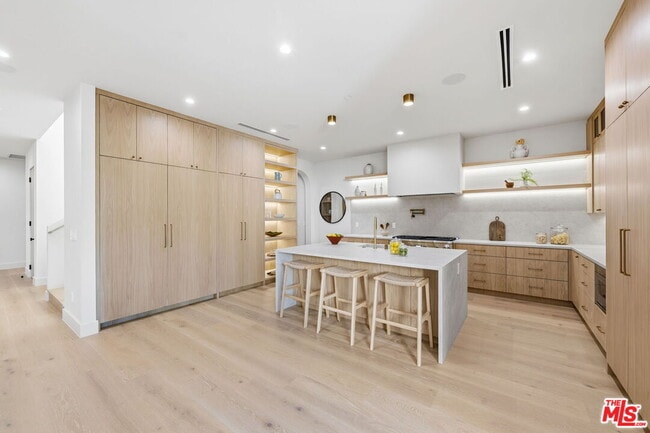 Building Photo - 16643 Addison St