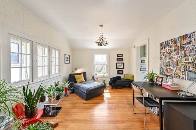 Building Photo - 1619 E Newton Ave