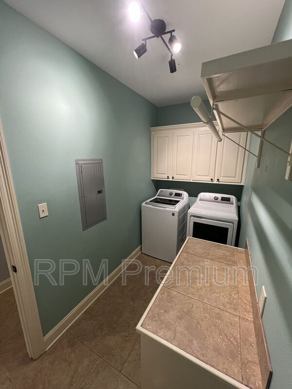 Building Photo - 7335 Oak View Dr.