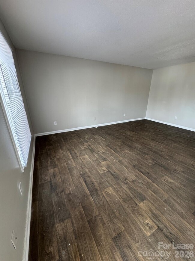 Building Photo - 2022 Harvest Ln