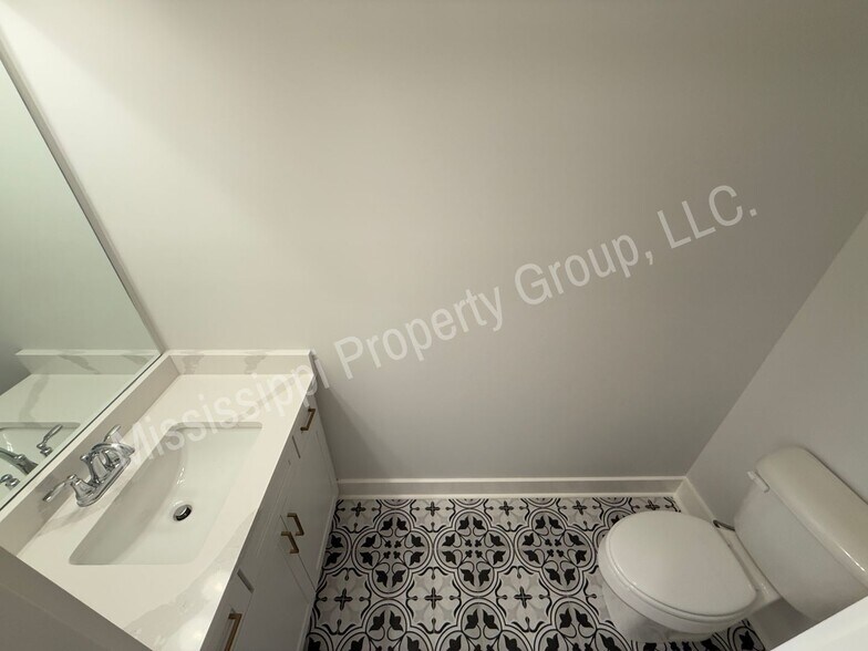 Building Photo - 611 Miramar Ln