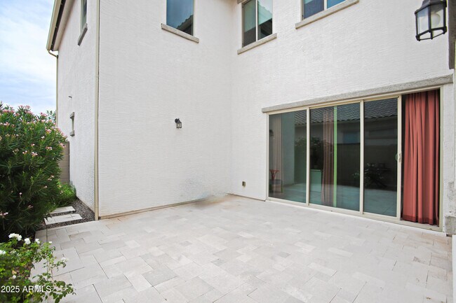 Building Photo - 947 E Ladbroke Way