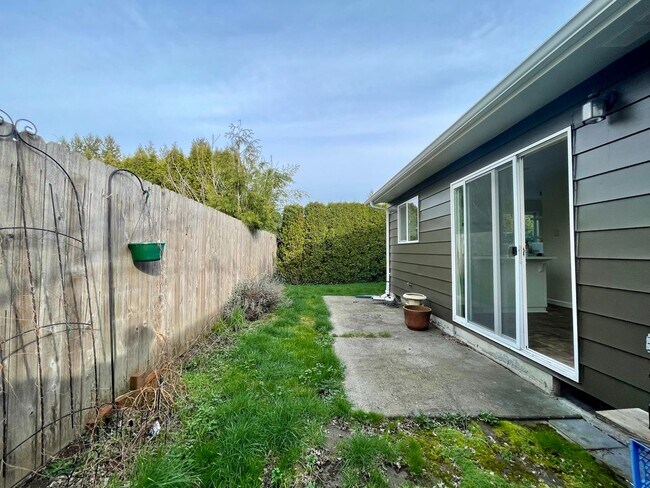 Building Photo - Gresham Duplex with Private Yard and a Single Car Garage! Gresham Station!