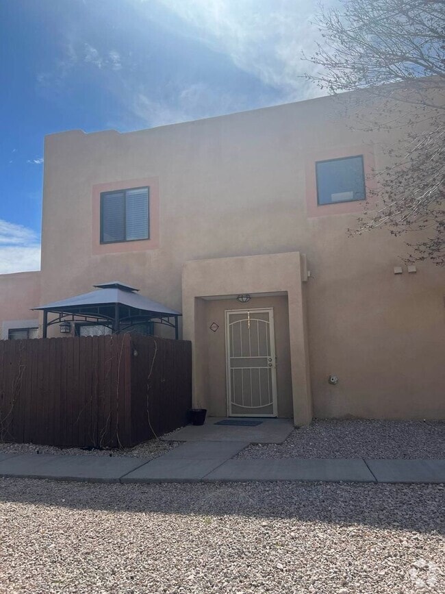 Building Photo - 2 bed 2 bath Townhome with Garage Availabl...
