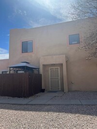 Building Photo - 2 bed 2 bath Townhome with Garage Coming S...