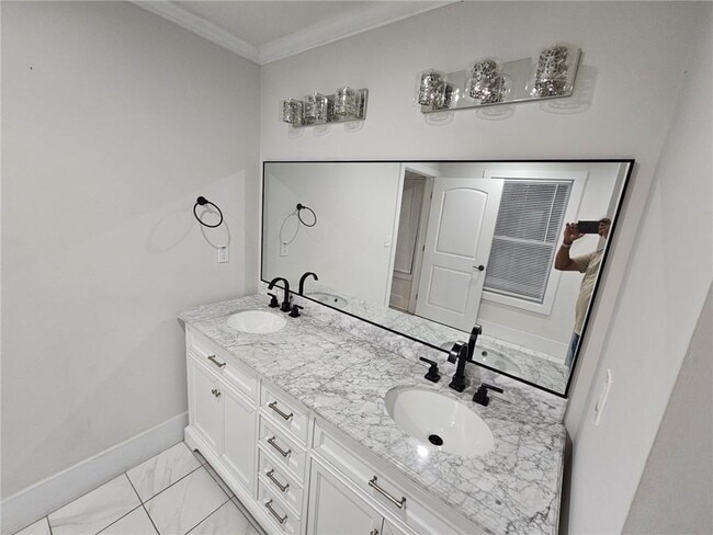 Building Photo - 1129 Graymont Dr SW