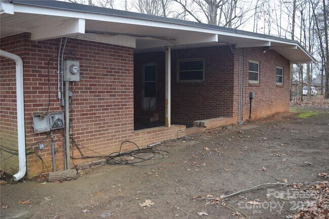 Building Photo - Charming 3 Bed 2 Bath Brick Home with Reno...
