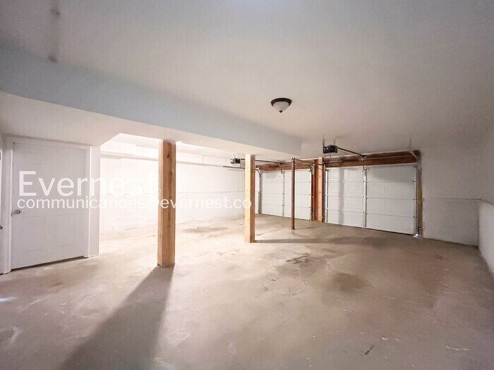 Building Photo - 323 N Briar Ridge