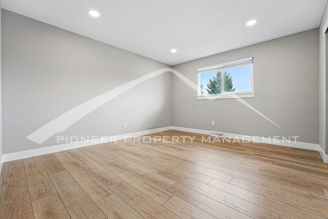 Building Photo - Spacious Duplex with Washer/Dryer and Cent...
