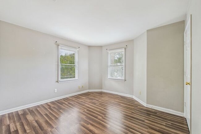 Building Photo - UNCG Area – Chancellors Court Townhomes. Walk to Campus and just minutes to Downtown!