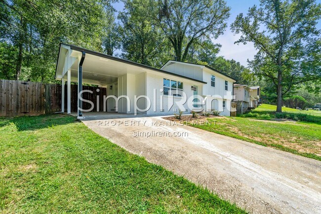 Building Photo - Newly Renovated 4/2.5 Home For Rent / First Month Free!