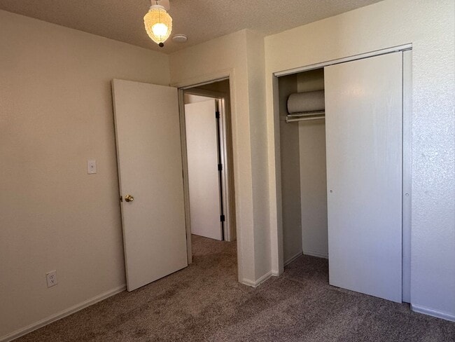 Building Photo - Cute 2 Story, 3Bed, 1.5Bath Townhouse in G...