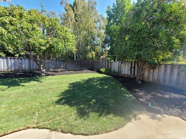 Building Photo - 1829 Rosetree Ct