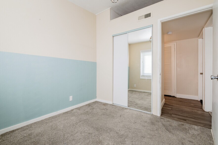 Building Photo - 5521 27th Ave