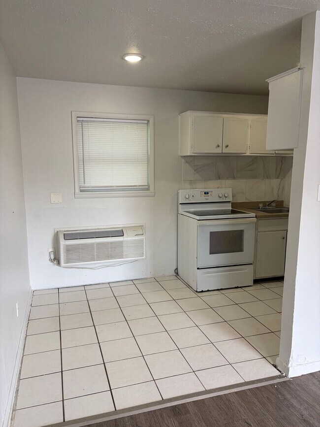 Building Photo - Bermudez - 2801 (CBC)