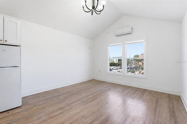 Building Photo - 326 6th Ave N