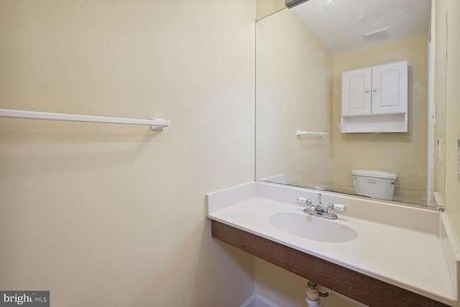 Building Photo - 3010 Mozart Dr