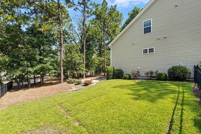 Building Photo - 1 Catalpa Ln N