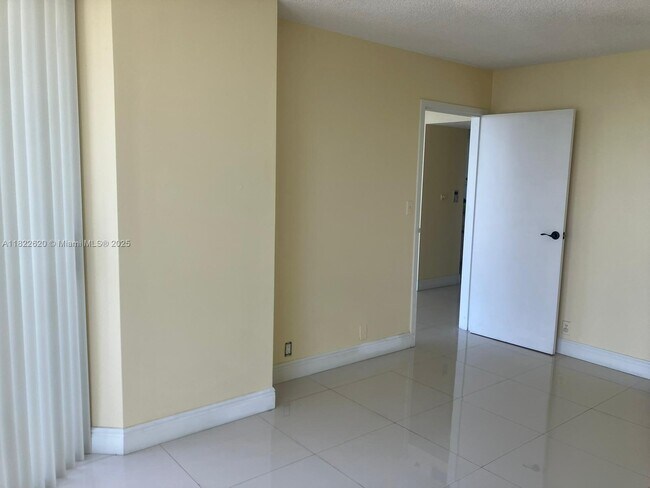 Building Photo - 7601 E Treasure Dr