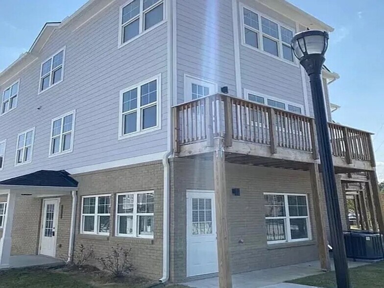 Building Photo - 2008 Ocean Dr NW