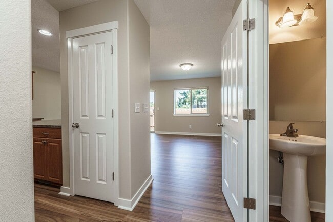 Building Photo - ASK ABOUT AUGUST MOVE IN SPECIAL 3 Bedroom...