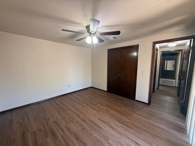 Building Photo - 1015 Swan Lake Ct