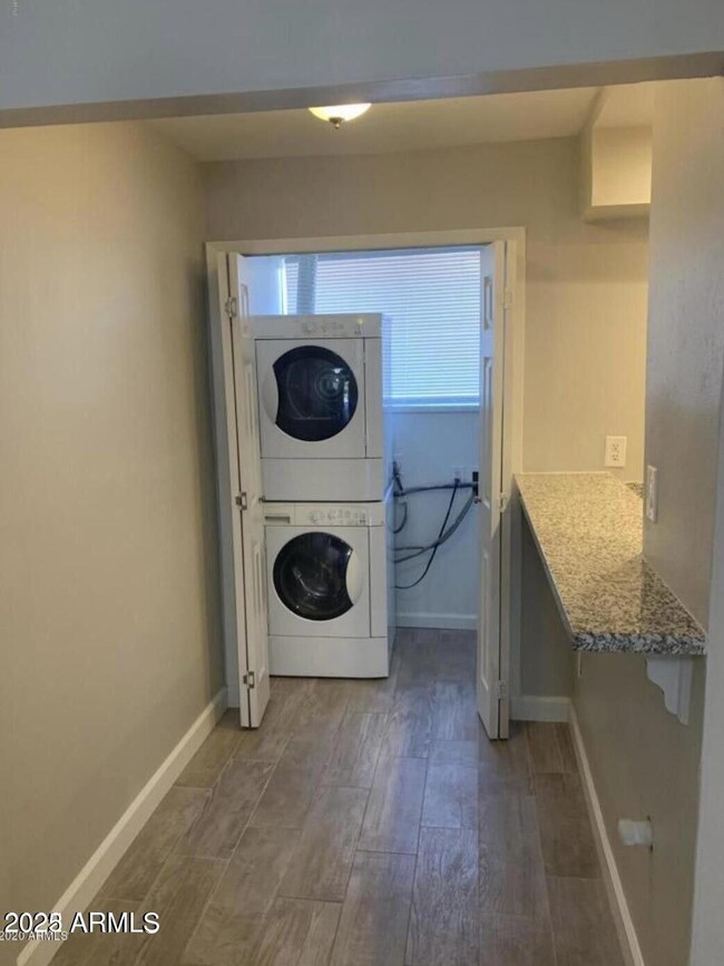 Building Photo - 461 W Holmes Ave