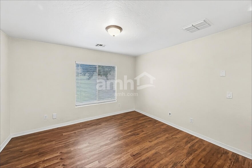 Building Photo - 14493 W Weldon Ave