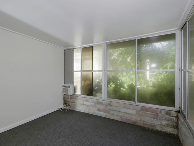 Building Photo - 2808 Clinton St S