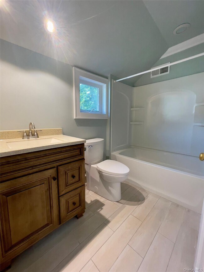 Building Photo - 4356-4356 Albany Post Rd