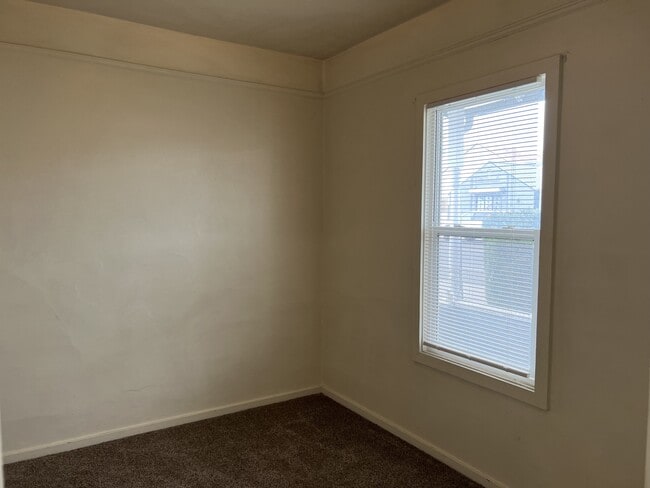 Building Photo - 570 Silver St