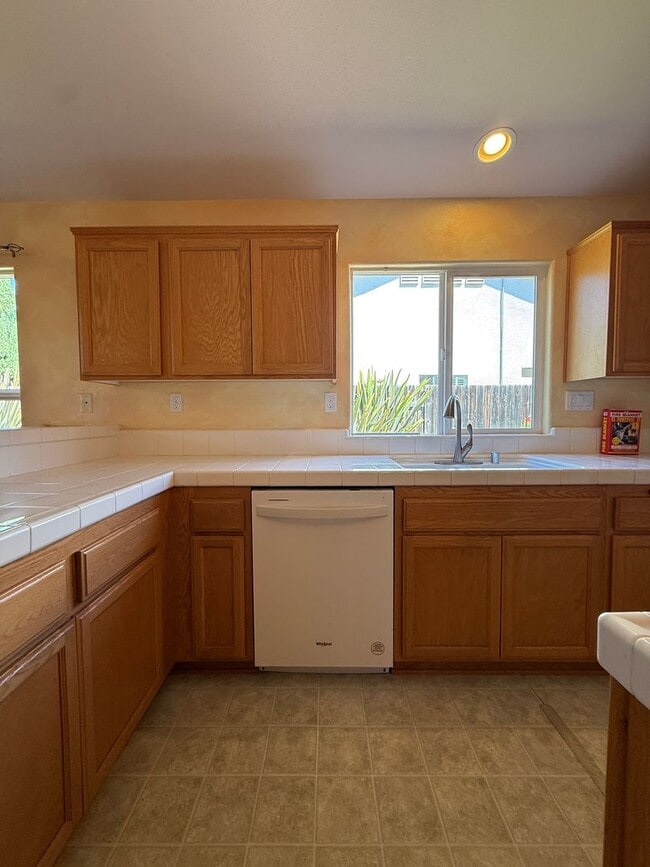 Building Photo - Spacious Single Story 4 Bedroom, 2 Bathroo...