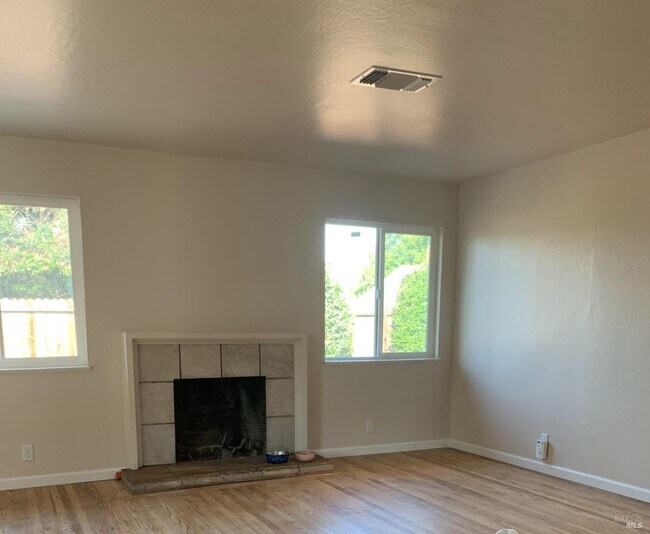 Building Photo - 287 Camellia St