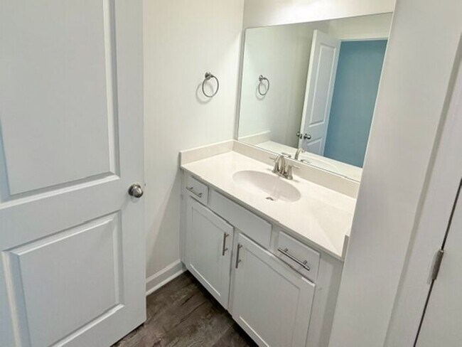 Building Photo - Now Leasing a 4-bedroom 25 bath home in Oakland.