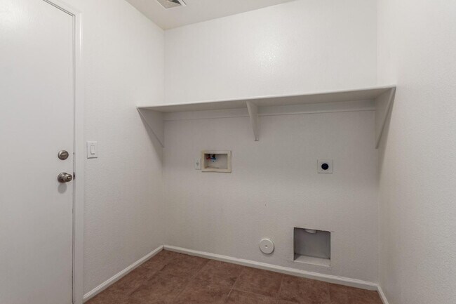 Building Photo - 42556 W Anne Ln