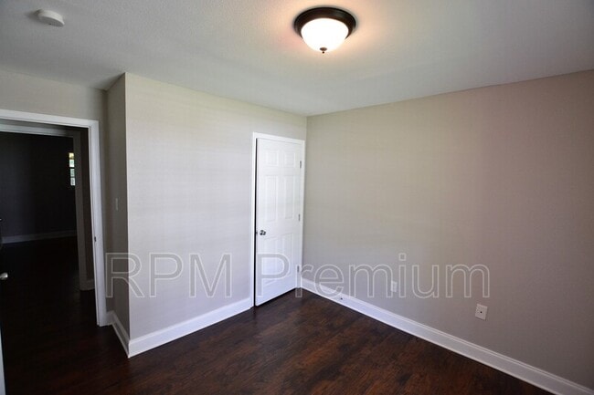 Building Photo - 2530 Chantulane Ave