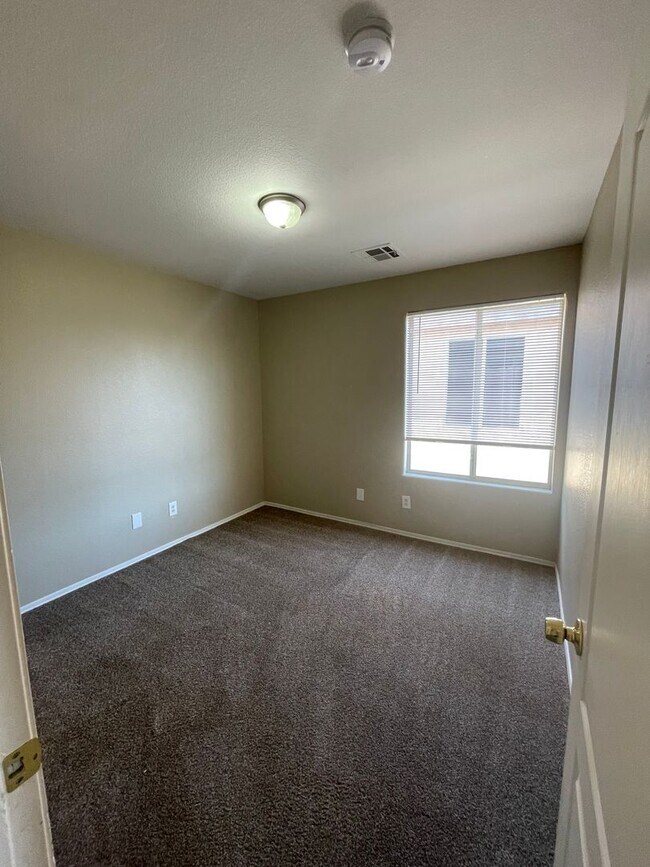 Building Photo - 4348 Santa Clarita Ave