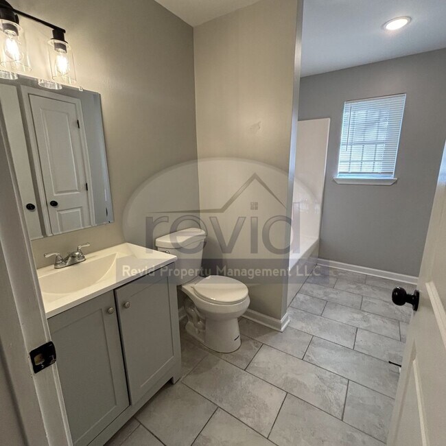 Building Photo - Recently Renovated 3Bed/1.5Bath Available ...